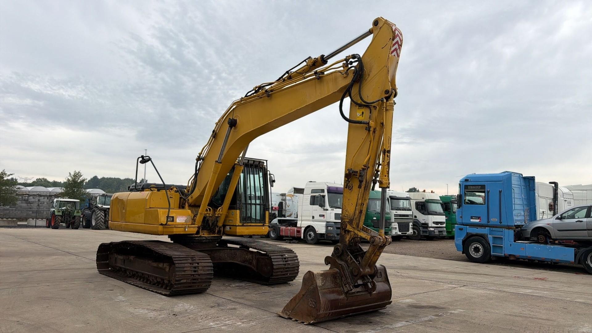 Komatsu 215LC-1