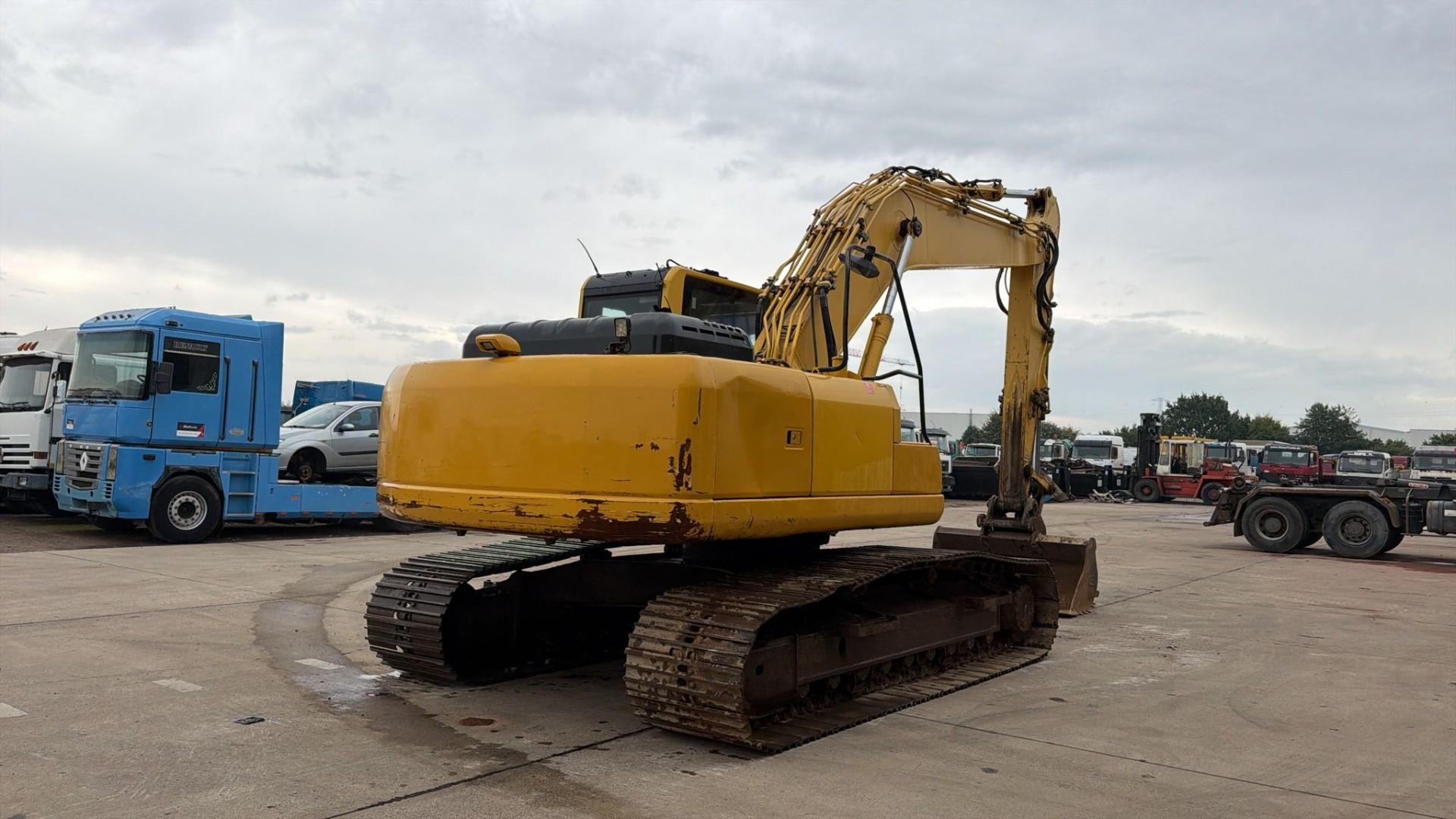 Komatsu 215LC-1