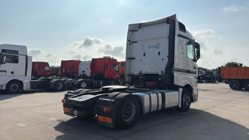 Mercedes-Benz--Actros 1945