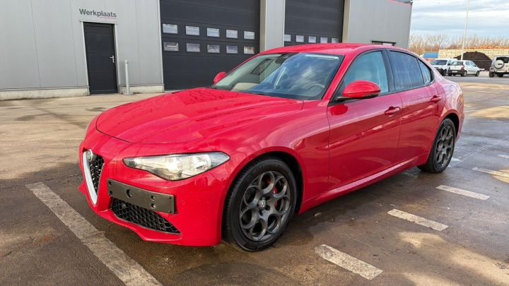 Alfa Romeo-Giulia 2.0T-