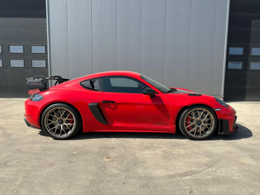 Porsche-718 Cayman GT4 RS-