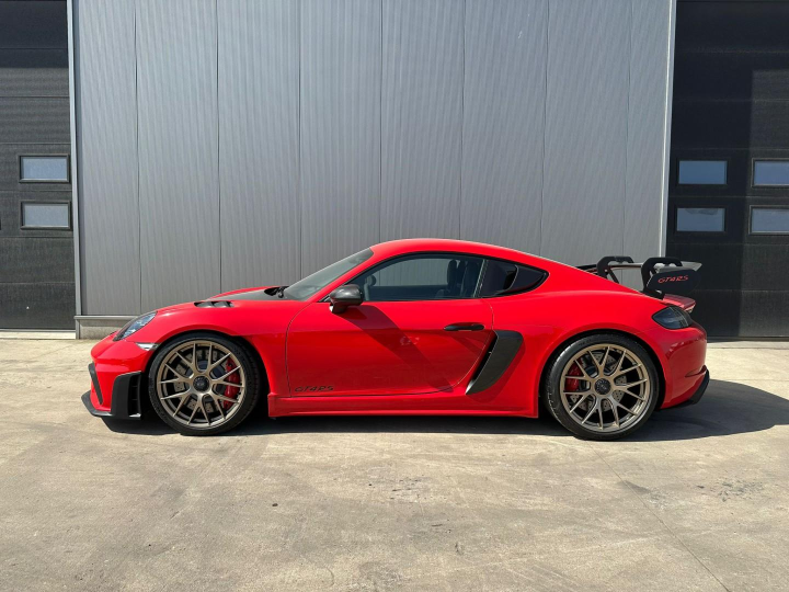 Porsche-718 Cayman GT4 RS-